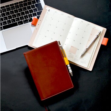 【B6サイズ手帳カバー（バタフライペンホルダー）：コーヒーブラウン】スムース（牛）革　MK-1003-SN_btf