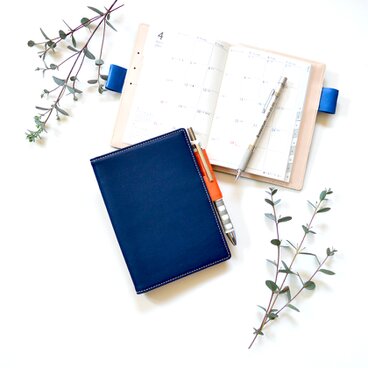 【A6サイズ手帳カバー（バタフライペンホルダー）：インクブルー】スムース（牛）革　MK-1004-SN_btf