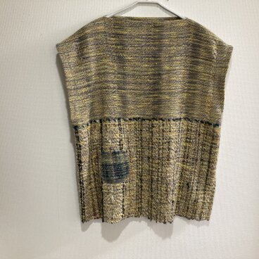 マスタード系のセーター兼ベスト