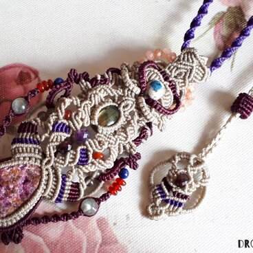 キラキラコバルトカルサイトとラブラドライトのマクラメペンダント