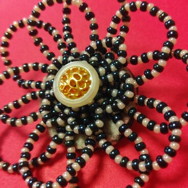 ビーズフラワーブローチ