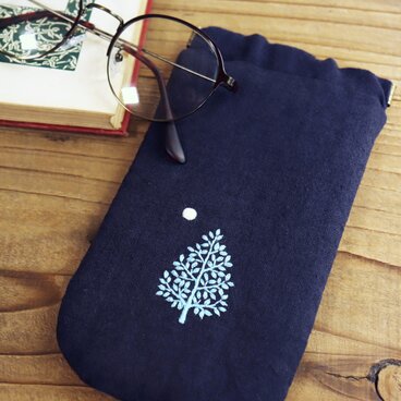手刺繍の眼鏡ケース『月と樹』【受注生産】