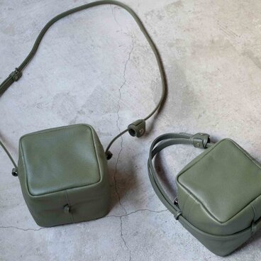 MOSSグリーン・２WAY機能ポシェット◎内装キーホルダー付き：ポケット機能充実しています。