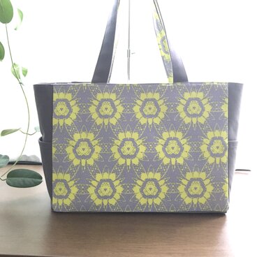 幾何学模様のマーガレット・・口元ファスナーのトートバッグ