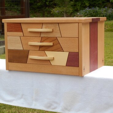 銘木で作った隠し個所付3段の引き出し