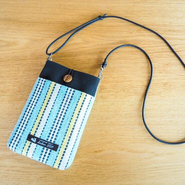 ナチュラルカラーボーダー手織り布のスマホポシェット（水色）