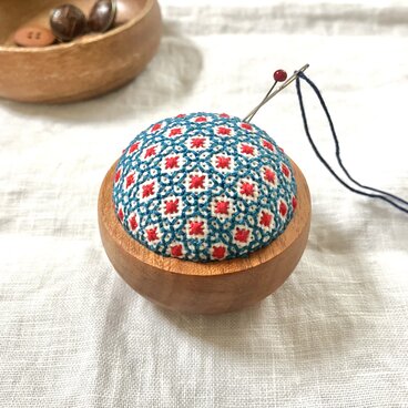 大きな ピンクッション 針山 big【 ダークブルー × レッド 】