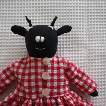 ウシぬいぐるみ　赤ギンガムのワンピース