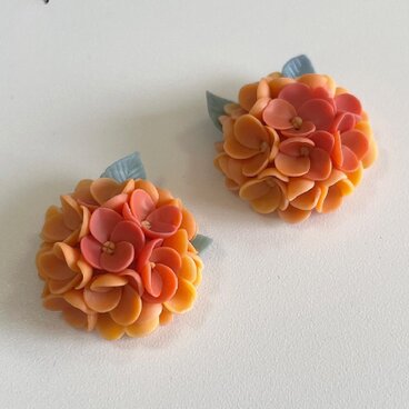 【受注制作】オレンジアジサイ ピアス ポリマークレイ 花 イヤリング ハンドメイドジュエリー 樹脂粘土 手作りのジュエリー