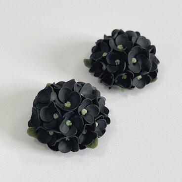 【受注制作】ブラックアジサイ ピアス ポリマークレイ 花 イヤリング ハンドメイドジュエリー 樹脂粘土 手作りのジュエリー