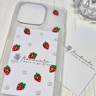 ちっちゃな苺のスマホケース 全機種対応 果物 スマホカバー iPhone 12 iPhone 13 Xperia ストロベリー