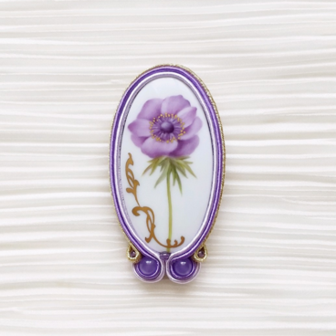 母の日に　アネモネのブローチ  /  天然石   アメジスト  ソウタシエ