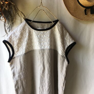 リネン✖️アルハンブラレース　バイカラーフレンチブラウス　キナリ✖️黒