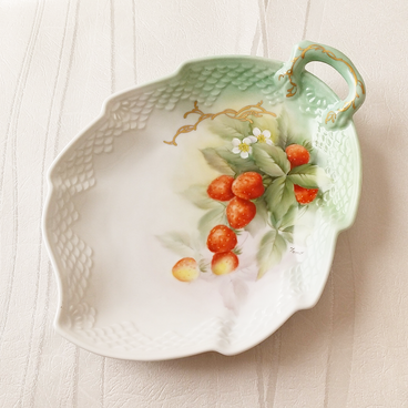 手描き　イチゴ柄のお皿  洋食器