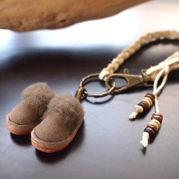 ふわふわやわらかムートンサボ（カーキ）バッグチャーム＆ネックレス