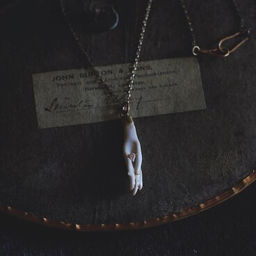 手のペンダント(ヤドリギの化石を持った) the pendant of... 「hand」#003