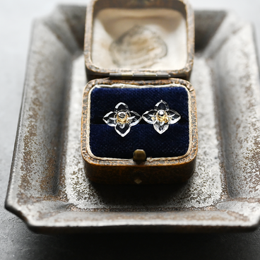 ヴィンテージガラスの透明な花ピアス　pag019