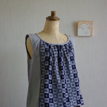 久留米絣の小さなブラウス　グレー×紺サイコロ柄