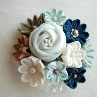 つまみ細工・玉バラと花いっぱいのコサージュ