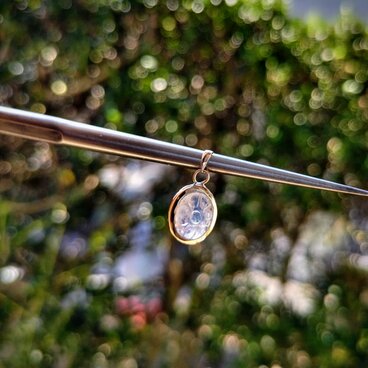 Ｋ10  レインボー ムーンストーン（お花のカービング）・リバーシブルチャーム