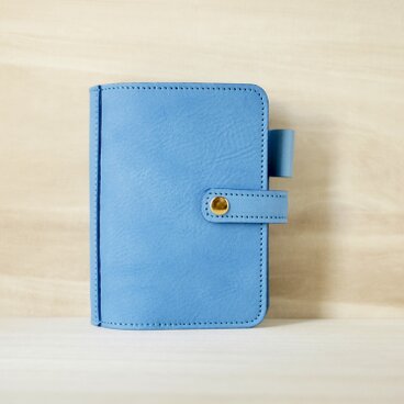 青い夏の空のような夏空ブルー　柔らかい風合いが優しいシュリンクヌメのミニ6システム手帳