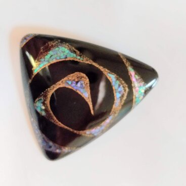 黒漆塗三角ブローチ　渦　　