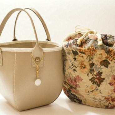 ライトグレイの牛革バック　(バラ柄)