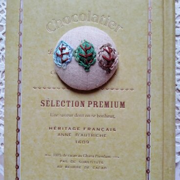 送料無料【北欧風】３色葉っぱのブローチ(ヘアゴム変更可)