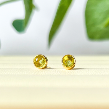 ペリドット×ゴールド　シンプルベゼルスタッドピアス　金属アレルギー対応