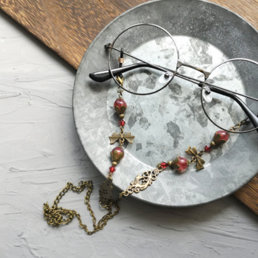 葡萄色ビーズと小さなりぼんのアンティーク風グラスコード　1104025