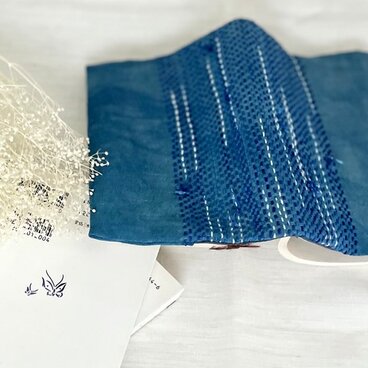 流れる青のぐし縫いブックカバー