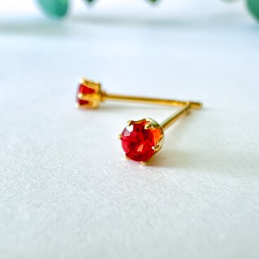 レッドオレンジサファイア×ゴールド　シンプル立爪ピアス　金属アレルギー対応
