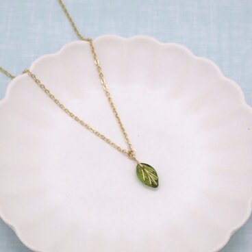 《５色から選べる》葉っぱビーズネックレス