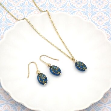 《３色から選べる》オーバルビーズネックレス＆ピアス／イヤリングセット