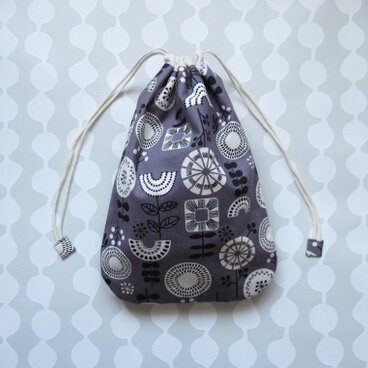 ほんのりまるくて細長いきんちゃく　レトロな模様、グレー