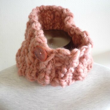 ピンクのもこもこニットスヌード