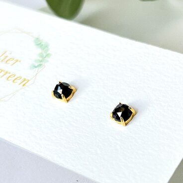 ブラックスピネル×ゴールド　ローズカットのシンプルスタッドピアス