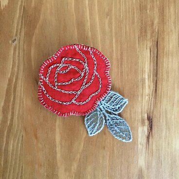 紅絹のバラブローチ