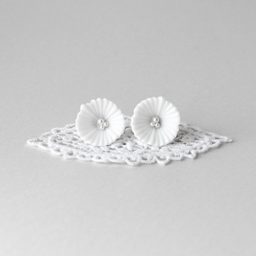 ジャパンヴィンテージガラスとパールのピアス［白い花］ pag002