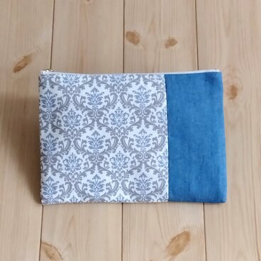 【感謝SALE】大きめ20cm　ダマスク柄のフラットポーチ　内ポケット　ブルー　　471