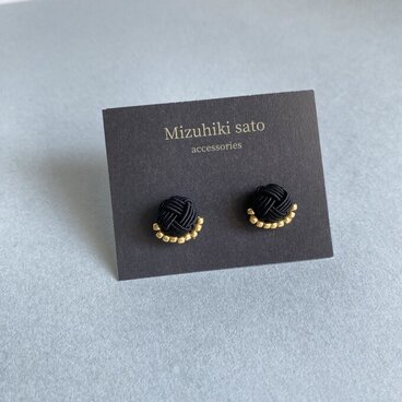 水引とゴールドビーズが上品で小粒なピアス/イヤリング◆黒