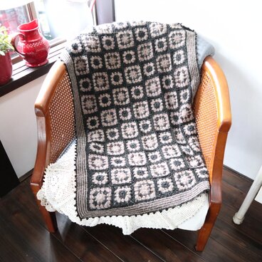 手編みのブランケット（オセロ）（黒＋薄茶）