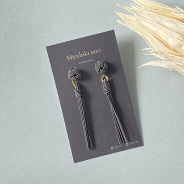 ◆水引◆チャコールグレーのタッセルピアス/イヤリング