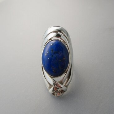 「天空の」大ぶりで印象的・上品な青色のラピスラズリ・シルバーリング