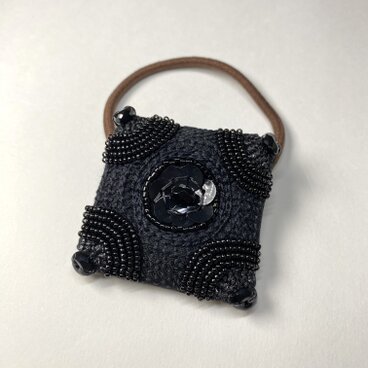 黒の飾り付き　ヘアゴム