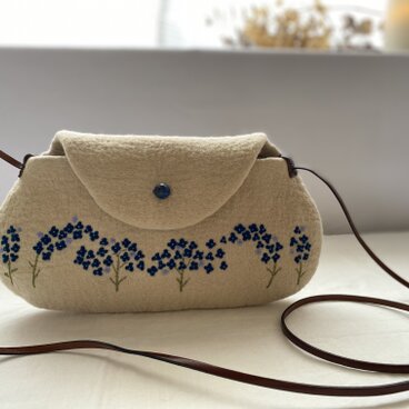 どんぐり染めの刺繍ポシェット/勿忘草
