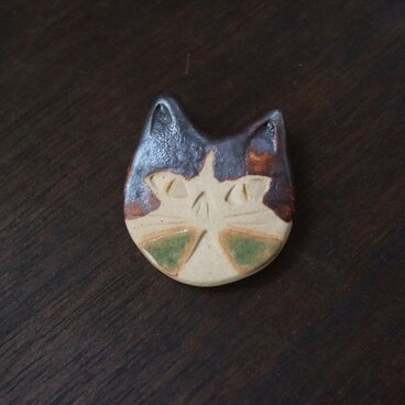 猫のブローチ