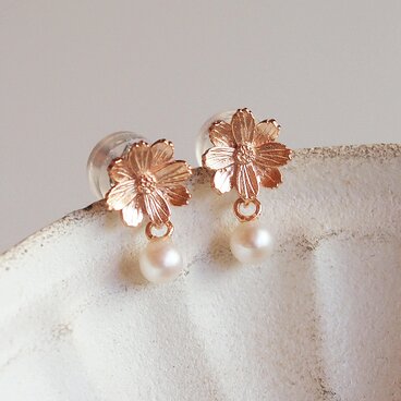 小さなコスモスとパールのピアス