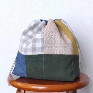 ちょっと大きめ　ちくちく刺しゅうの巾着