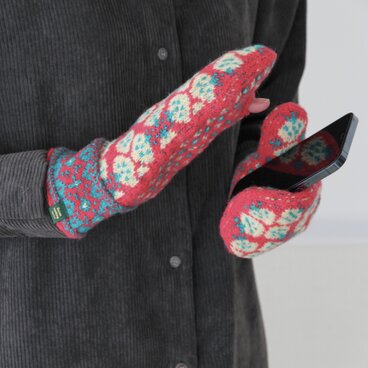 スマホ操作・いちご柄シェトランドウールのミトン・ピンク